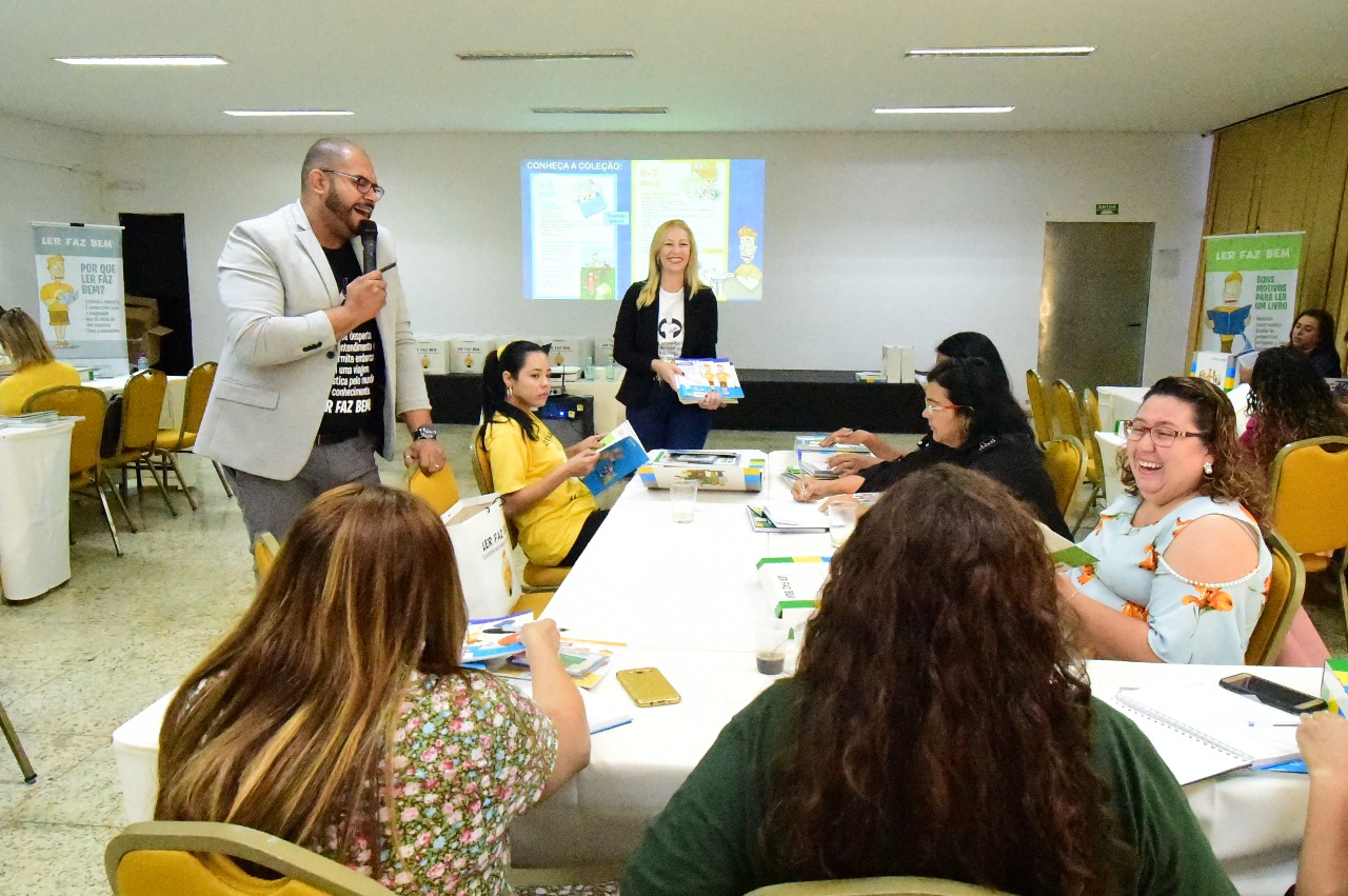 Formação com os professores no município de Aparecida de Goiania – GO, ministrada por Anderson Carlos de Souza e Elisangela Degasperi Padermo.