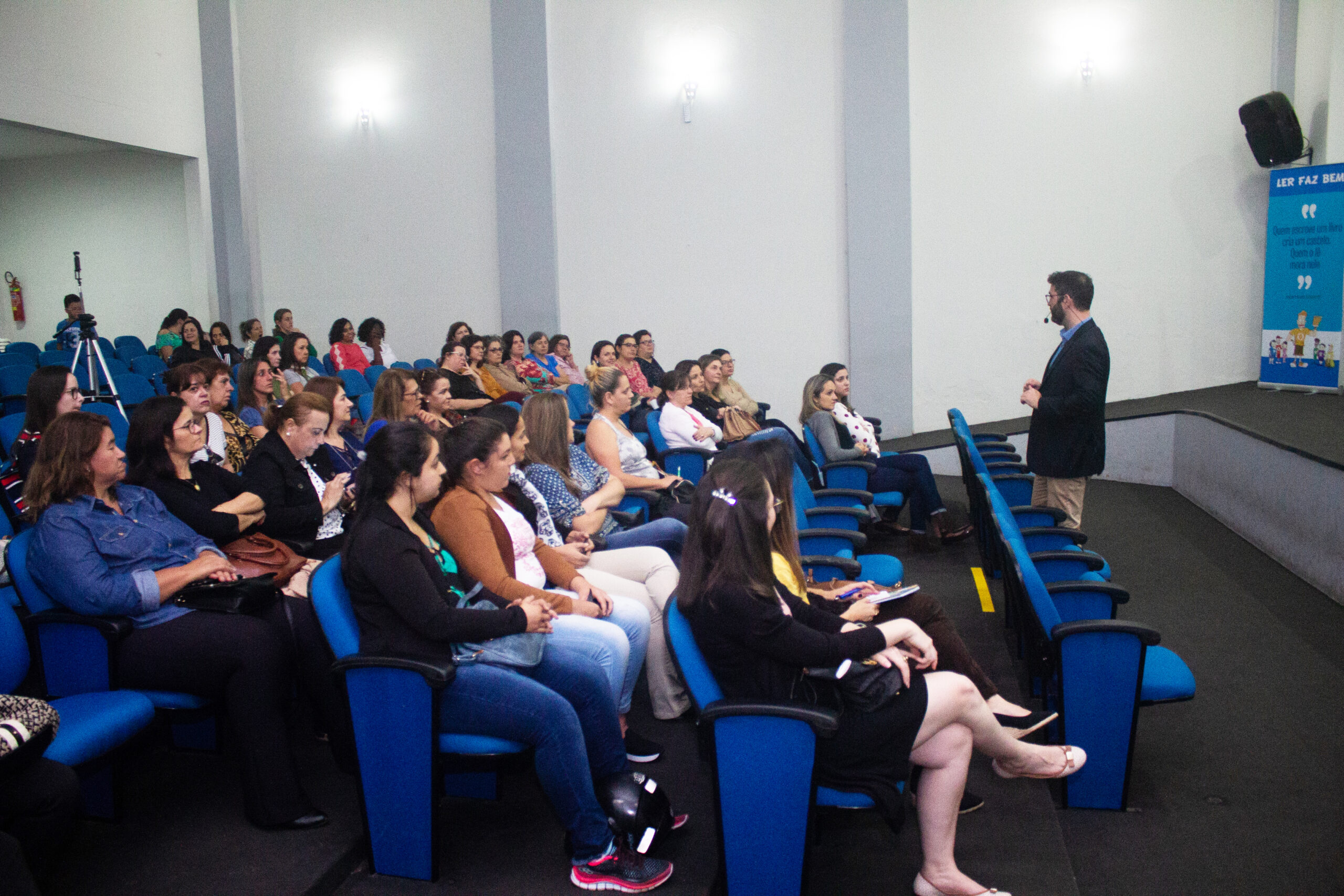 Palestra para os professores da rede municipal e estadual do município de Torrinha – SP, ministrada por Anderson Novello.