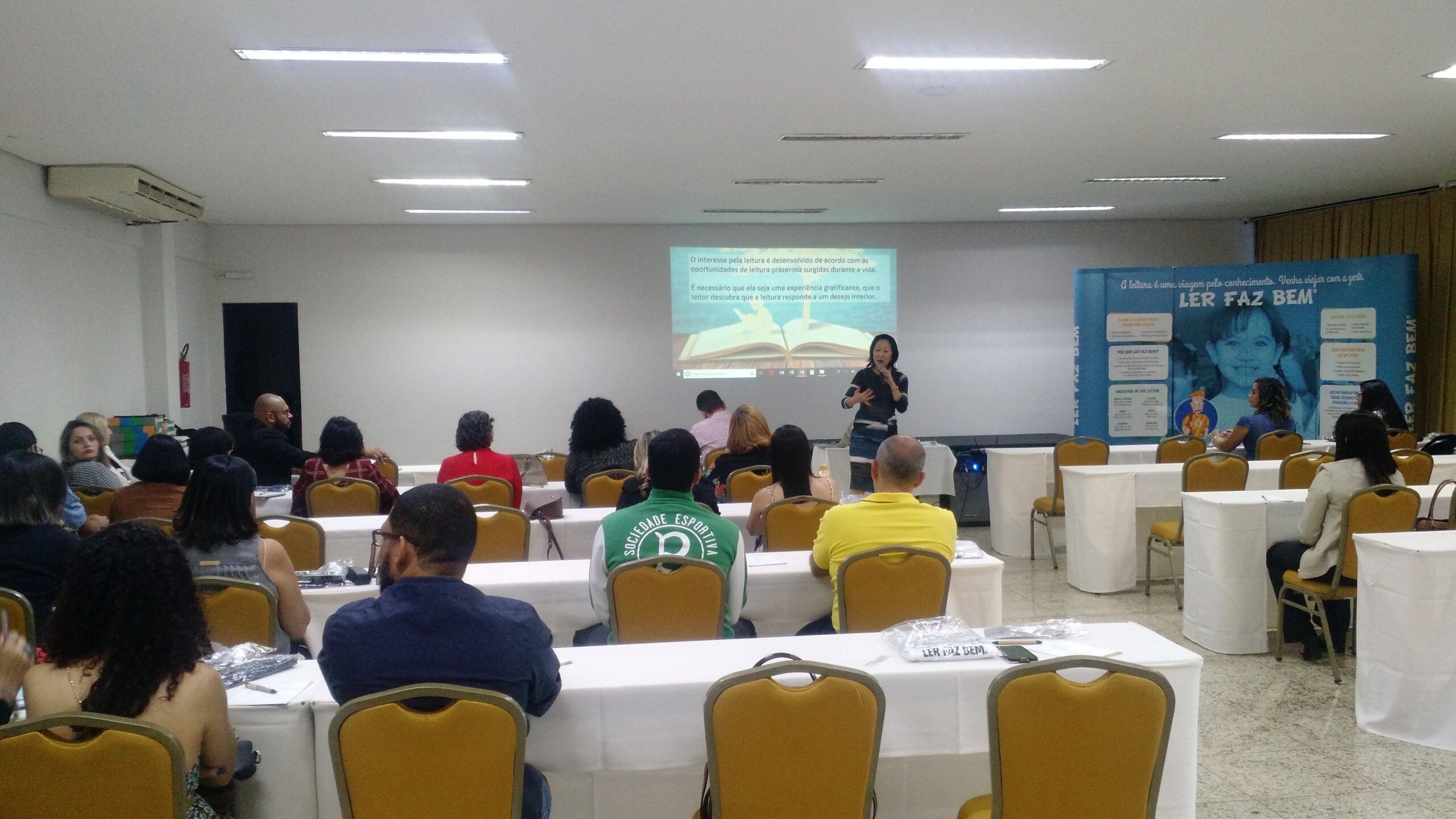 Palestra para coordenadores e professores, ministrada por Regina Shudo em Aparecida de Goiânia – GO.